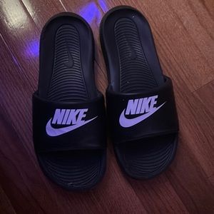 NIKE SLIDES